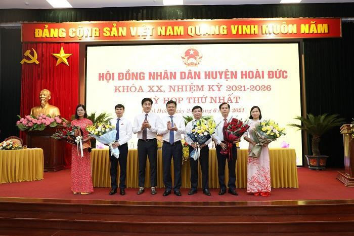 Trưởng ban Tổ chức Thành uỷ Hà Nội Vũ Đức Bảo chúc mừng cán bộ chủ chốt huyện Hoài Đức