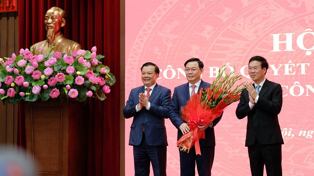 Thường trực Ban Bí thư Võ Văn Thưởng và tân Bí thư Thành uỷ Hà Nội Đinh Tiến Dũng tặng hoa chúc mừng ông Vương Đình Huệ vừa được bầu là Chủ tịch Quốc hội. Ảnh: Mạnh Thắng