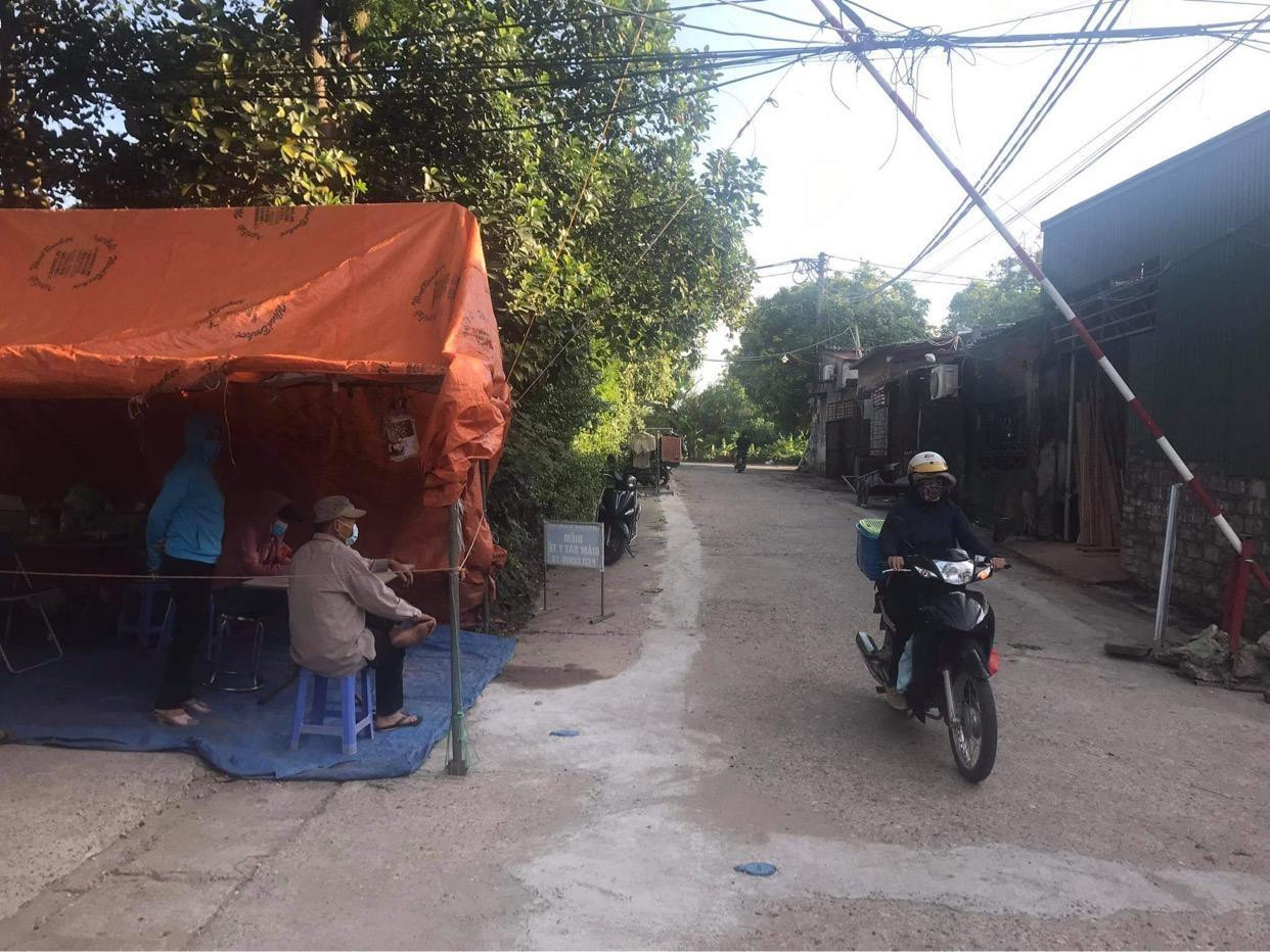 Tối 26/6, Bộ Y tế công bố 2 ca bệnh mắc COVID-19 là BN15205, BN15215 được ghi nhận tại Hà Nội.Ông Khổng Minh Tuấn, Phó Giám đốc Trung tâm kiểm soát bệnh tật (CDC) Hà Nội cho biết, 2 trường hợp mắc COVID-19 được Bộ Y tế công bố là bố con ở huyện Đông Anh. Tối 26/6, Bộ Y tế công bố 2 ca bệnh mắc COVID-19 là BN15205, BN15215 được ghi nhận tại Hà Nội.Ông Khổng Minh Tuấn, Phó Giám đốc Trung tâm kiểm soát bệnh tật (CDC) Hà Nội cho biết, 2 trường hợp mắc COVID-19 được Bộ Y tế công bố là bố con ở huyện Đông Anh.