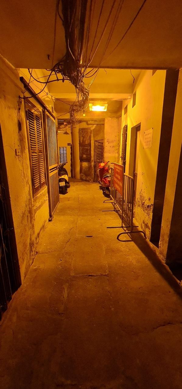 Hình ảnh bên trong khu vực phong toả Ngõ 68 Đội Cấn. Ảnh do Quận Ba Đình cung cấp Hình ảnh bên trong khu vực phong toả Ngõ 68 Đội Cấn. Ảnh do Quận Ba Đình cung cấp