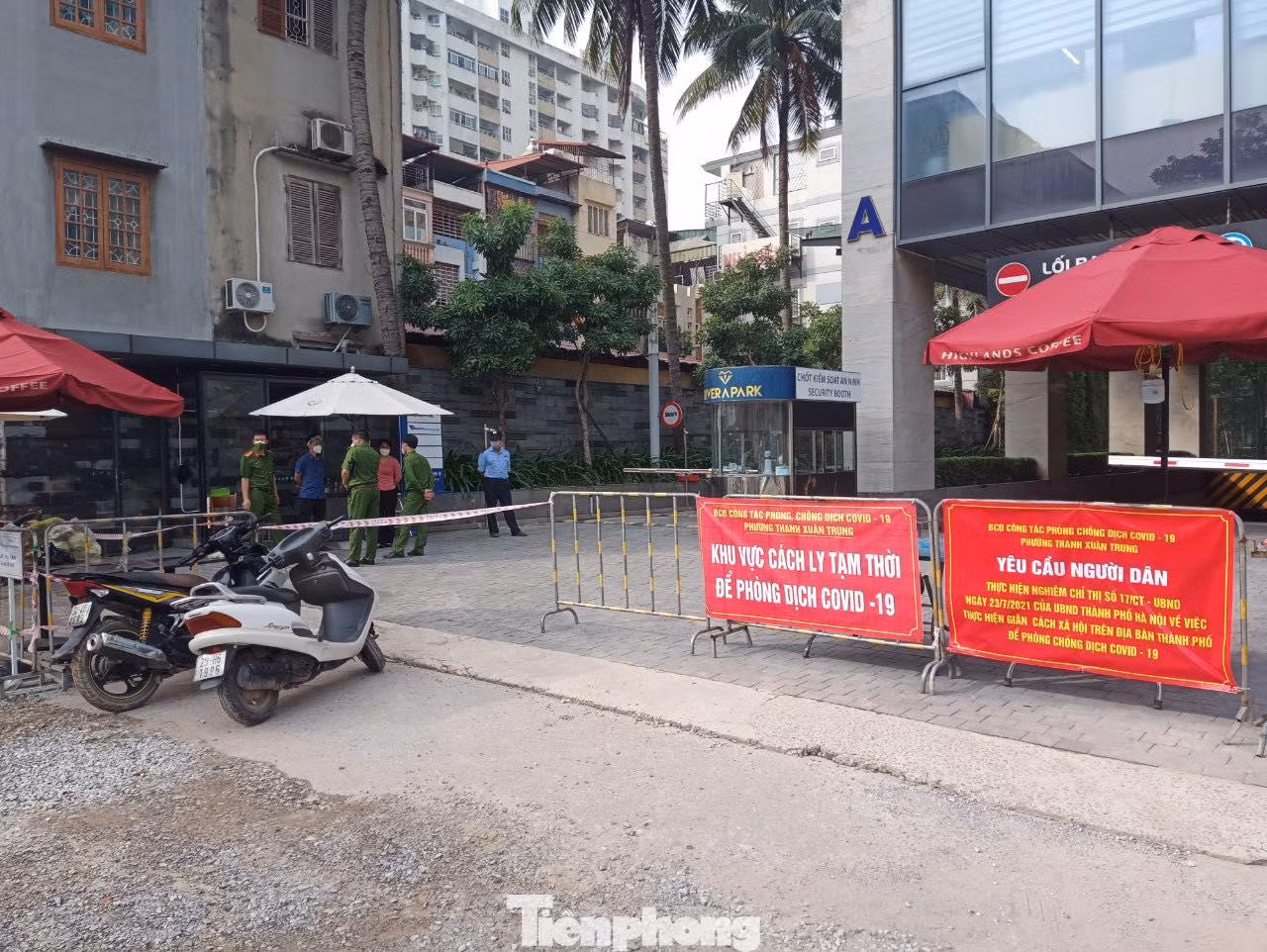 Phong toả tạm thời khu vực chung cư Rivera Park, 69 Vũ Trọng Phụng. Ảnh: CTV