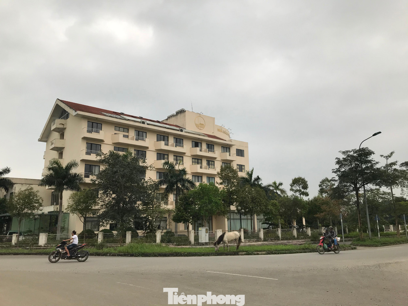 Dự án Đại học Quốc gia Hà Nội (Hoà Lạc, Thạch Thất, Hà Nội) nhiều năm nay chưa hoàn thiện để đưa vào sử dụng. Chỉ có khu nhà khách và khu ký túc xá trong khuôn viên dự án được đưa vào hoạt động. Riêng khu Ký túc xá được sử dụng làm nơi cho sinh viên các trường tổ chức học quân sự. Dự án Đại học Quốc gia Hà Nội (Hoà Lạc, Thạch Thất, Hà Nội) nhiều năm nay chưa hoàn thiện để đưa vào sử dụng. Chỉ có khu nhà khách và khu ký túc xá trong khuôn viên dự án được đưa vào hoạt động. Riêng khu Ký túc xá được sử dụng làm nơi cho sinh viên các trường tổ chức học quân sự.