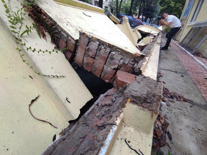 Cận cảnh bức tường bị đổ sập sáng nay, 8/7
