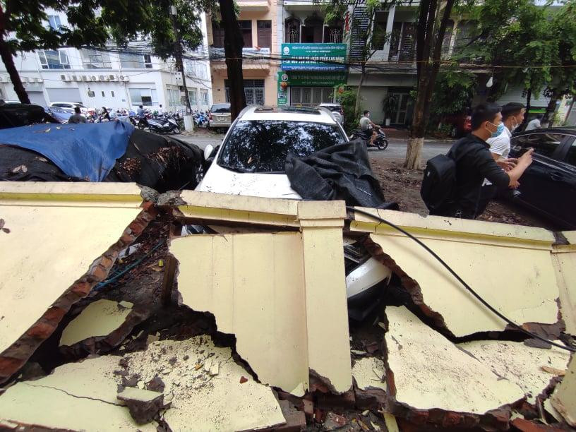 Nhiều khu vực bức tường vỡ thành nhiều mảnh, đè lên ô tô đỗ bên cạnh