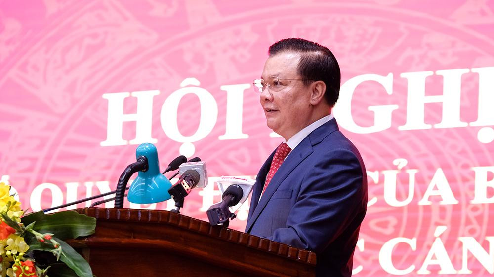 Nhận nhiệm vụ Bí thư Thành uỷ Hà Nội, ông Đinh Tiến Dũng chia sẻ, trên cương vị công tác mới, ông hứa sẽ nỗ lực hết mình, nêu cao tính tiên phong, gương mẫu, nêu cao truyền thống đoàn kết, thống nhất, nắm bắt thời cơ, phát huy vận hội, vượt qua khó khăn, thách thức để đưa thành phố Hà Nội phát triển... Ảnh: Mạnh Thắng