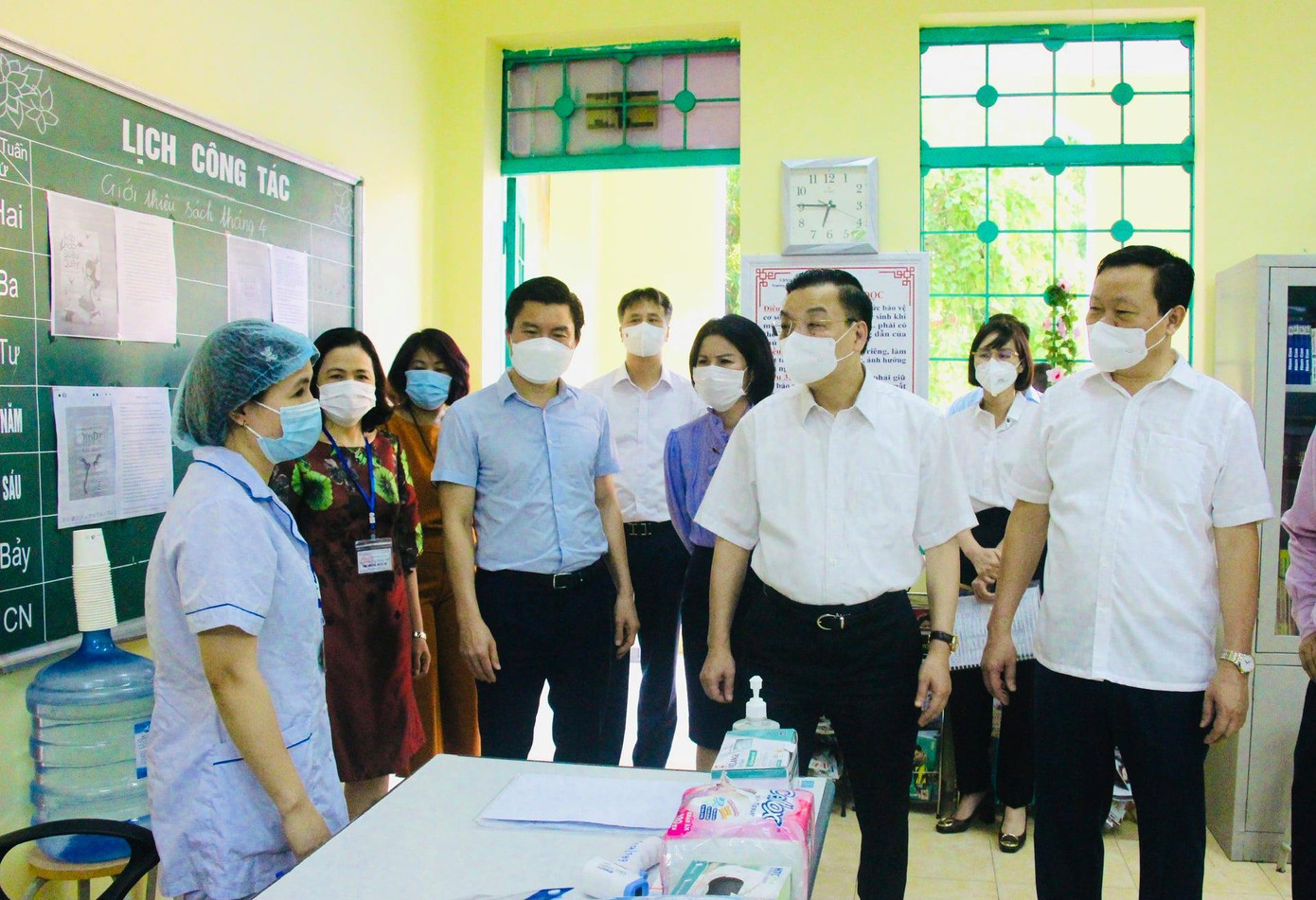 Chủ tịch UBND thành phố Hà Nội Chu Ngọc Anh kiểm tra công tác phòng chống dịch cho Kỳ thi tốt nghiệp THPT tại điểm thi trường THCS Lý Thường Kiệt. Ảnh: Xuân Hải