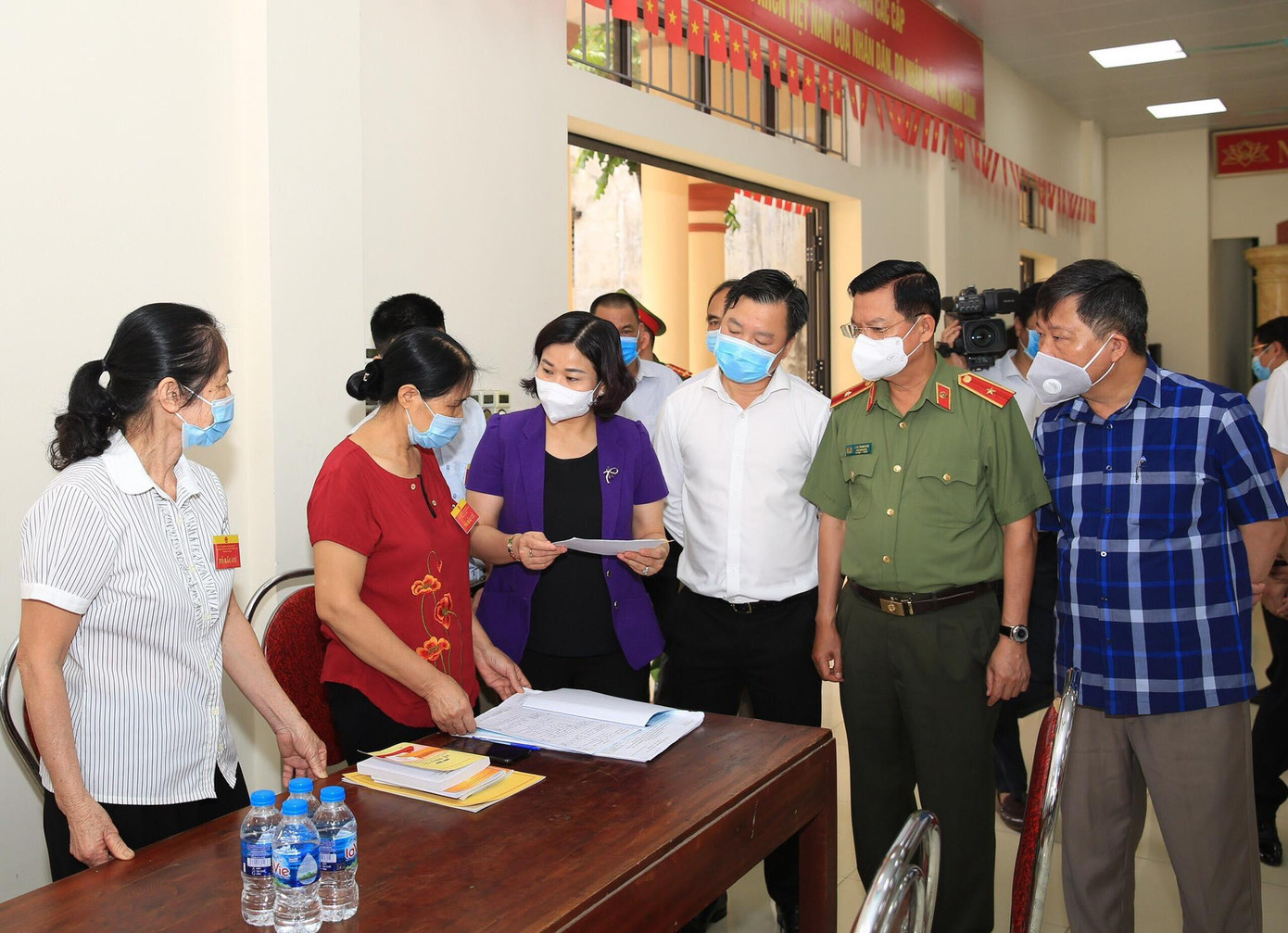 Phó Bí thư Thường trực Thành uỷ Hà Nội Nguyễn Thị Tuyến kiểm tra công tác chuẩn bị bầu cử trên địa bàn thành phố. Ảnh: PV