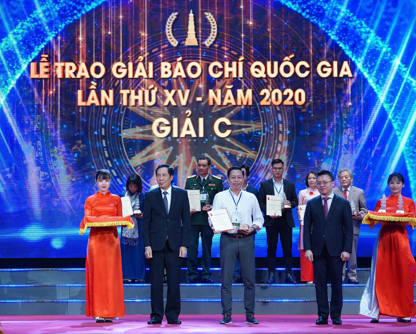 Nhà báo Phạm Đình Thắng (báo Tiền Phong) thay mặt nhóm tác giả nhận giải C cho tác phẩm "Rừng bị thảm sát, gỗ lậu về đâu?". Tác phẩm gồm 4 bài của nhóm tác giả Phạm Đình Thắng (Đình Thắng), Nguyễn Vũ Long (Vũ Long), Lê Văn Tiền (Tiền Lê). Ảnh: Như Ý