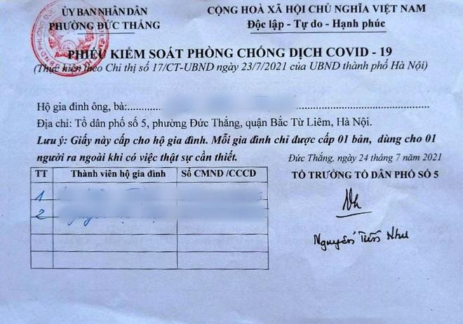 Thời điểm thực hiện giãn cách đợt 1, nhiều địa phương tự thiết kế mẫu, cấp giấy ra đường cho người dân Thời điểm thực hiện giãn cách đợt 1, nhiều địa phương tự thiết kế mẫu, cấp giấy ra đường cho người dân