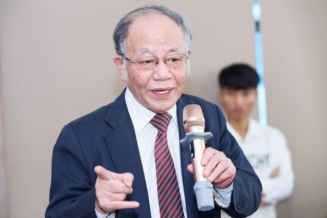 Giáo sư Hoàng Chí Bảo