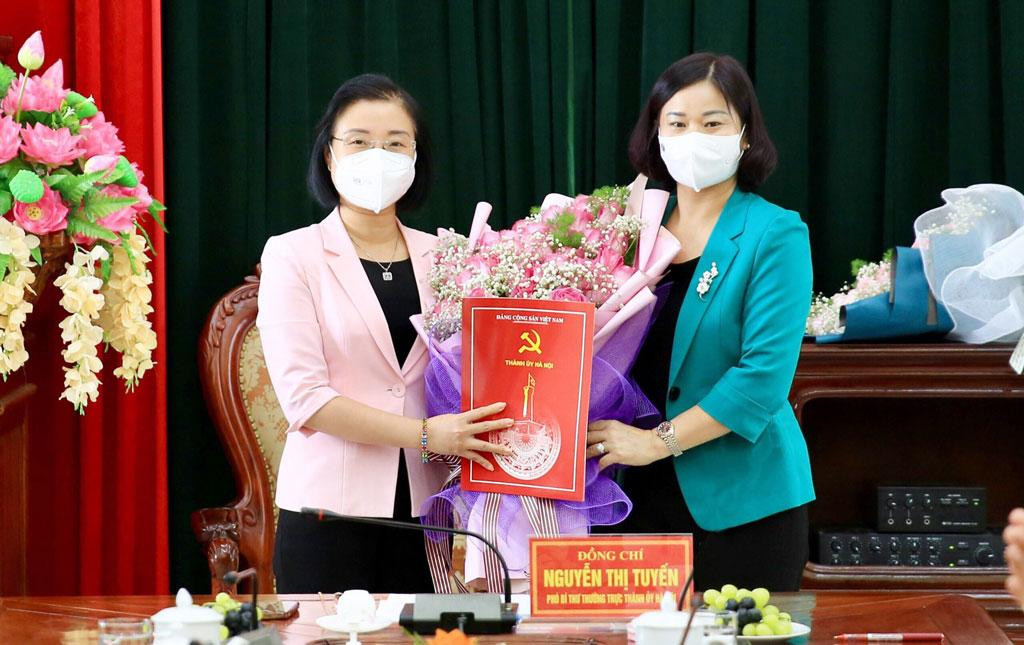 Phó Bí thư Thường trực Thành uỷ Hà Nội Nguyễn Thị Tuyến trao Quyết định cho bà Phạm Thị Thanh Mai Phó Bí thư Thường trực Thành uỷ Hà Nội Nguyễn Thị Tuyến trao Quyết định cho bà Phạm Thị Thanh Mai