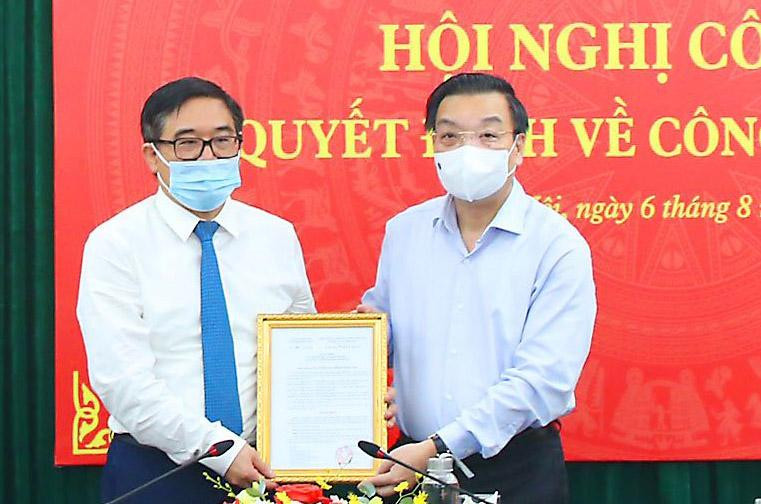 Chủ tịch UBND thành phố Hà Nội Chu Ngọc Anh trao Quyết định cho ông Đỗ Đình Hồng Chủ tịch UBND thành phố Hà Nội Chu Ngọc Anh trao Quyết định cho ông Đỗ Đình Hồng