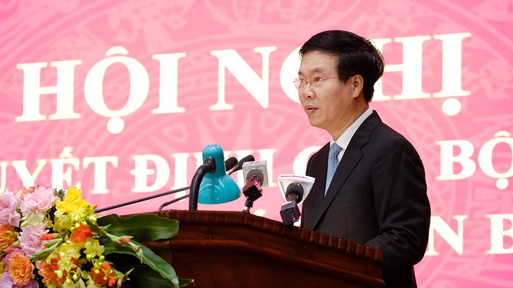 Thường trực Ban Bí thư Võ Văn Thưởng cho biết, xuất phát từ vai trò, vị trí quan trọng của Thủ đô Hà Nội; để bảo đảm sự lãnh đạo trực tiếp, toàn diện, thường xuyên, liên tục của Bộ Chính trị, Ban Bí thư và T.Ư Đảng đối với Thành uỷ Hà Nội, đáp ứng yêu cầu lãnh đạo thực hiện nhiệm vụ chính trị của thành phố, Bộ Chính trị thống nhất cao, quyết định điều động, phân công đồng chí Đinh Tiến Dũng giữ chức Bí thư Thành uỷ Hà Nội nhiệm kỳ 2020 - 2025. Ảnh: Mạnh Thắng