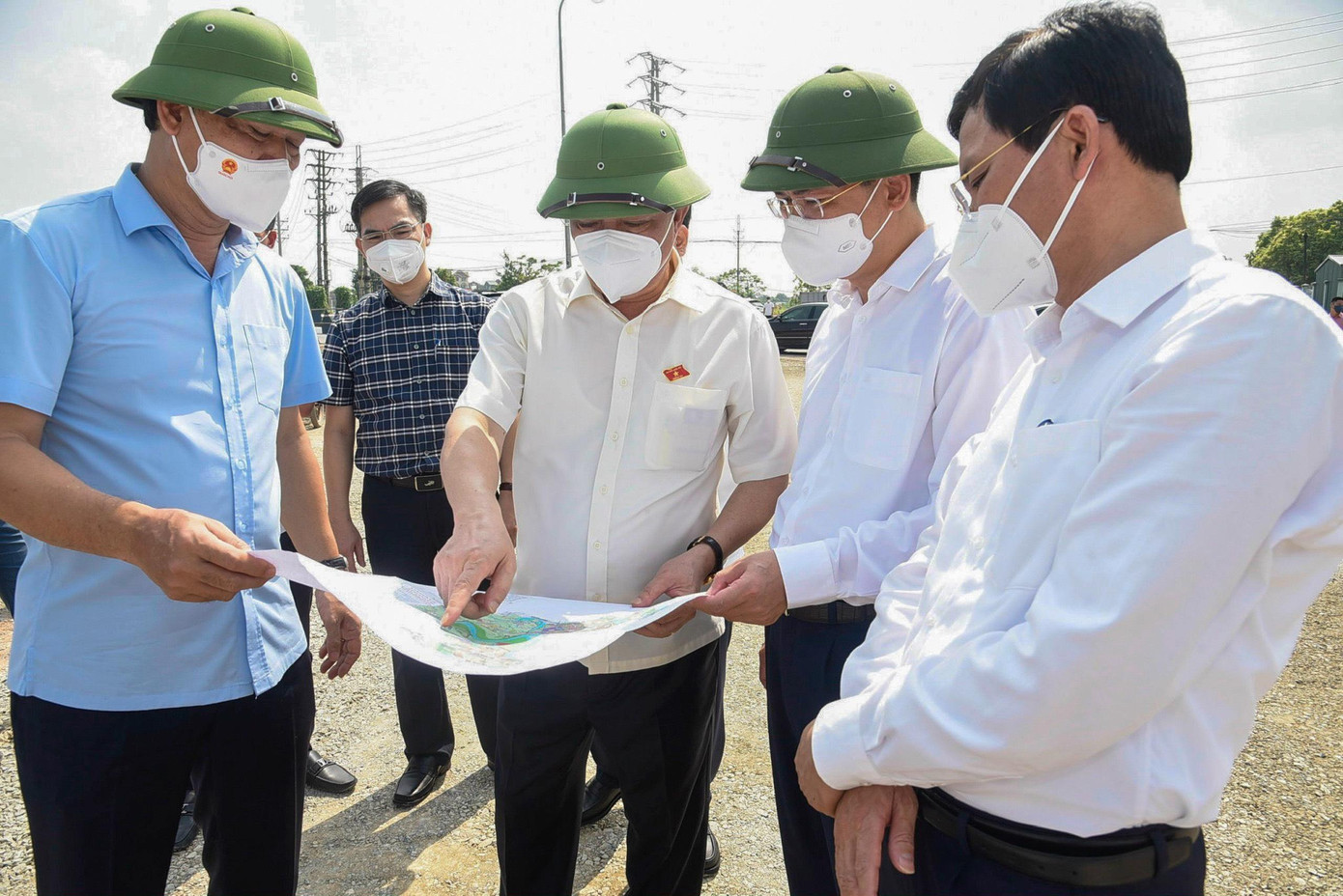 Sau hội nghị tiếp xúc cử tri, Bí thư Thành uỷ Hà Nội Đinh Tiến Dũng và lãnh đạo thành phố đã thăm, kiểm tra tình hình thực hiện một số dự án đầu tư xây dựng trên địa bàn huyện Gia Lâm như: Dự án hoàn chỉnh, khớp nối hạ tầng kỹ thuật Khu công nghiệp vừa và nhỏ Phú Thị, Khu công nghiệp Dương Xá A; Công trình xây dựng đường đê Hữu Đuống đoạn Dốc Lời; Dự án xây dựng Trường THPT Cao Bá Quát. Sau hội nghị tiếp xúc cử tri, Bí thư Thành uỷ Hà Nội Đinh Tiến Dũng và lãnh đạo thành phố đã thăm, kiểm tra tình hình thực hiện một số dự án đầu tư xây dựng trên địa bàn huyện Gia Lâm như: Dự án hoàn chỉnh, khớp nối hạ tầng kỹ thuật Khu công nghiệp vừa và nhỏ Phú Thị, Khu công nghiệp Dương Xá A; Công trình xây dựng đường đê Hữu Đuống đoạn Dốc Lời; Dự án xây dựng Trường THPT Cao Bá Quát.