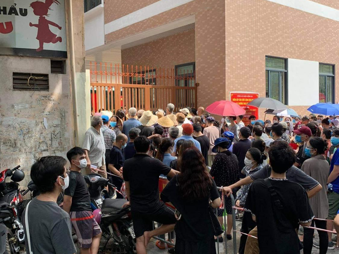 Người dân chờ được tiêm vắc xin COVID-19 ở phường Khương Thượng, quận Đống Đa. Ảnh: PV