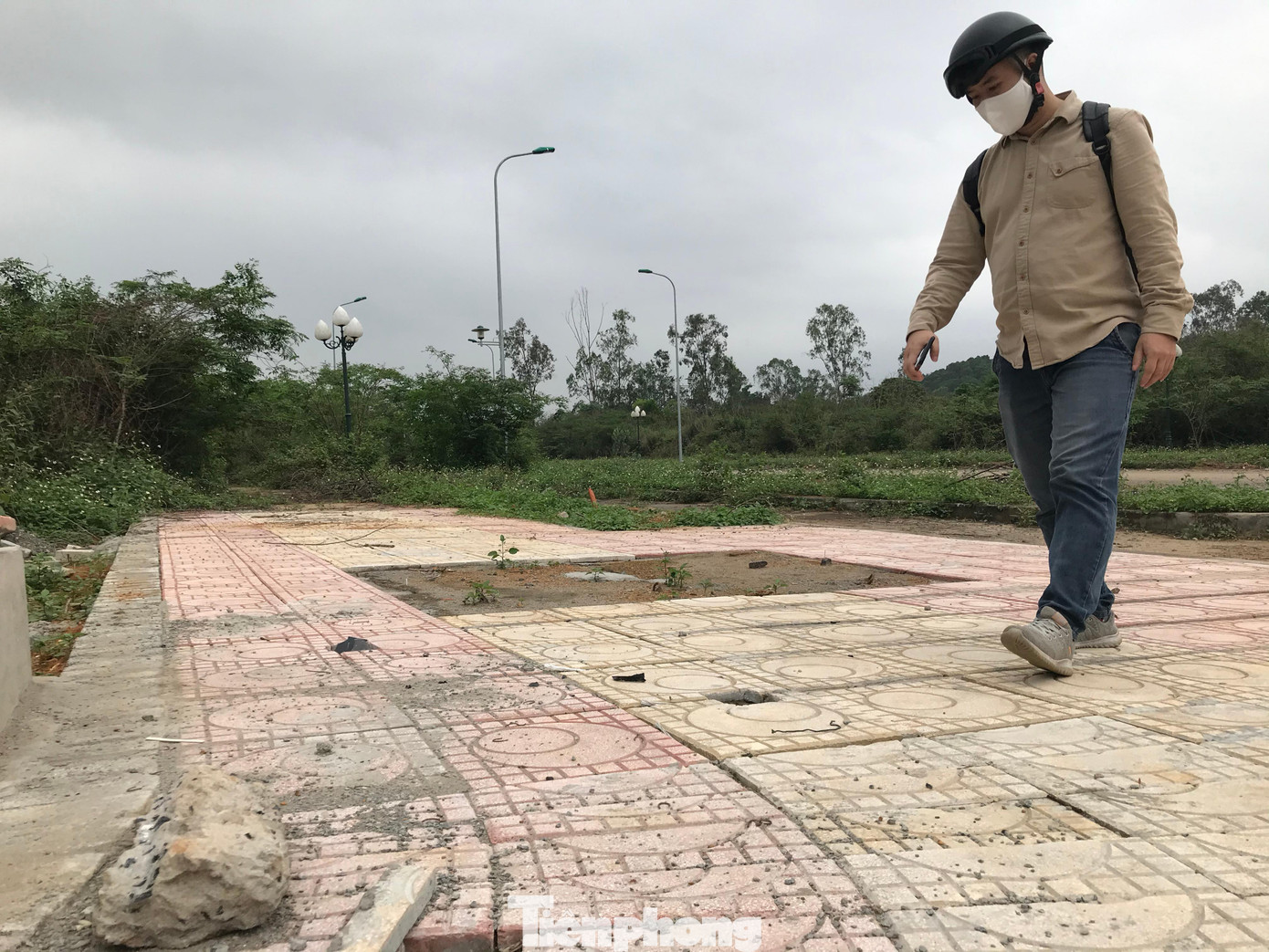 Một đoạn vỉa hè được lát gạch mới, dù hai bên đường không có công trình nào, cả tuyến đường nhiều năm bỏ hoang, cỏ mọc um tùm Một đoạn vỉa hè được lát gạch mới, dù hai bên đường không có công trình nào, cả tuyến đường nhiều năm bỏ hoang, cỏ mọc um tùm