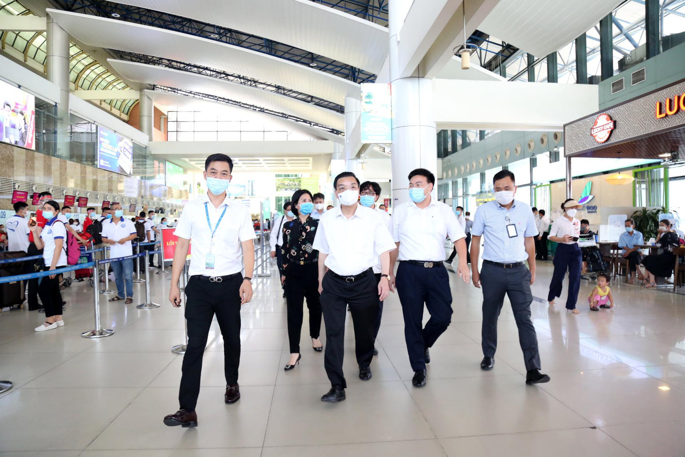 Chủ tịch UBND thành phố Hà Nội kiểm tra công tác phòng chống dịch tại Cảng hàng không Nội Bài. Ảnh: Xuân Hải