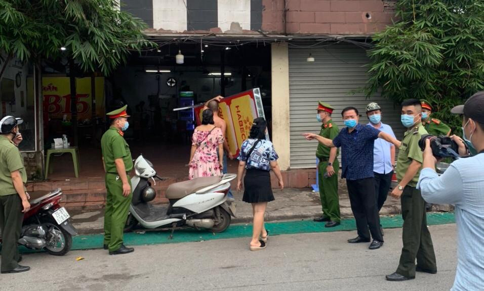 Lực lượng chức năng phường Phúc Xá, quận Ba Đình yêu cầu các quán bia hơi trên địa bàn đóng cửa để phòng chống COVID-19.