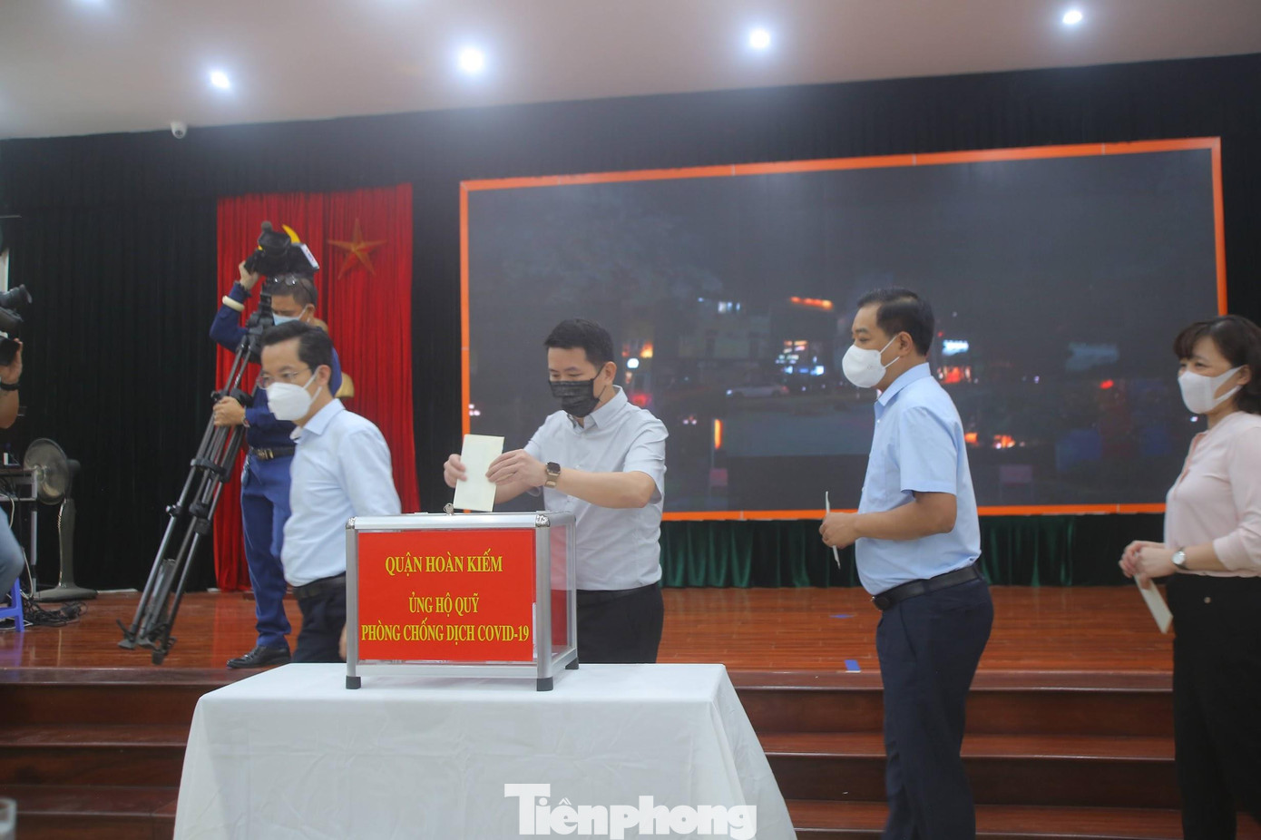 Trước khi khai mạc buổi diễn tập, lãnh đạo và cán bộ trên địa bàn quận Hoàn Kiếm quyên góp, ủng hộ phòng chống dịch bệnh COVID-19 Trước khi khai mạc buổi diễn tập, lãnh đạo và cán bộ trên địa bàn quận Hoàn Kiếm quyên góp, ủng hộ phòng chống dịch bệnh COVID-19