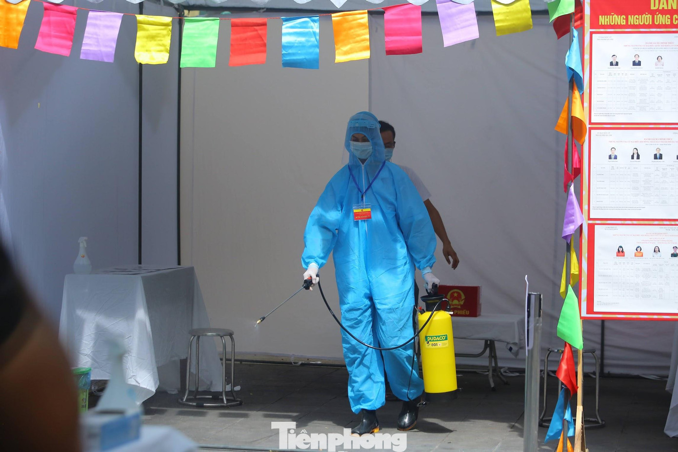 Cán bộ y tế liên tục khử khuẩn hòm phiếu, khu vực bỏ phiếu trong khu vực cách ly Cán bộ y tế liên tục khử khuẩn hòm phiếu, khu vực bỏ phiếu trong khu vực cách ly