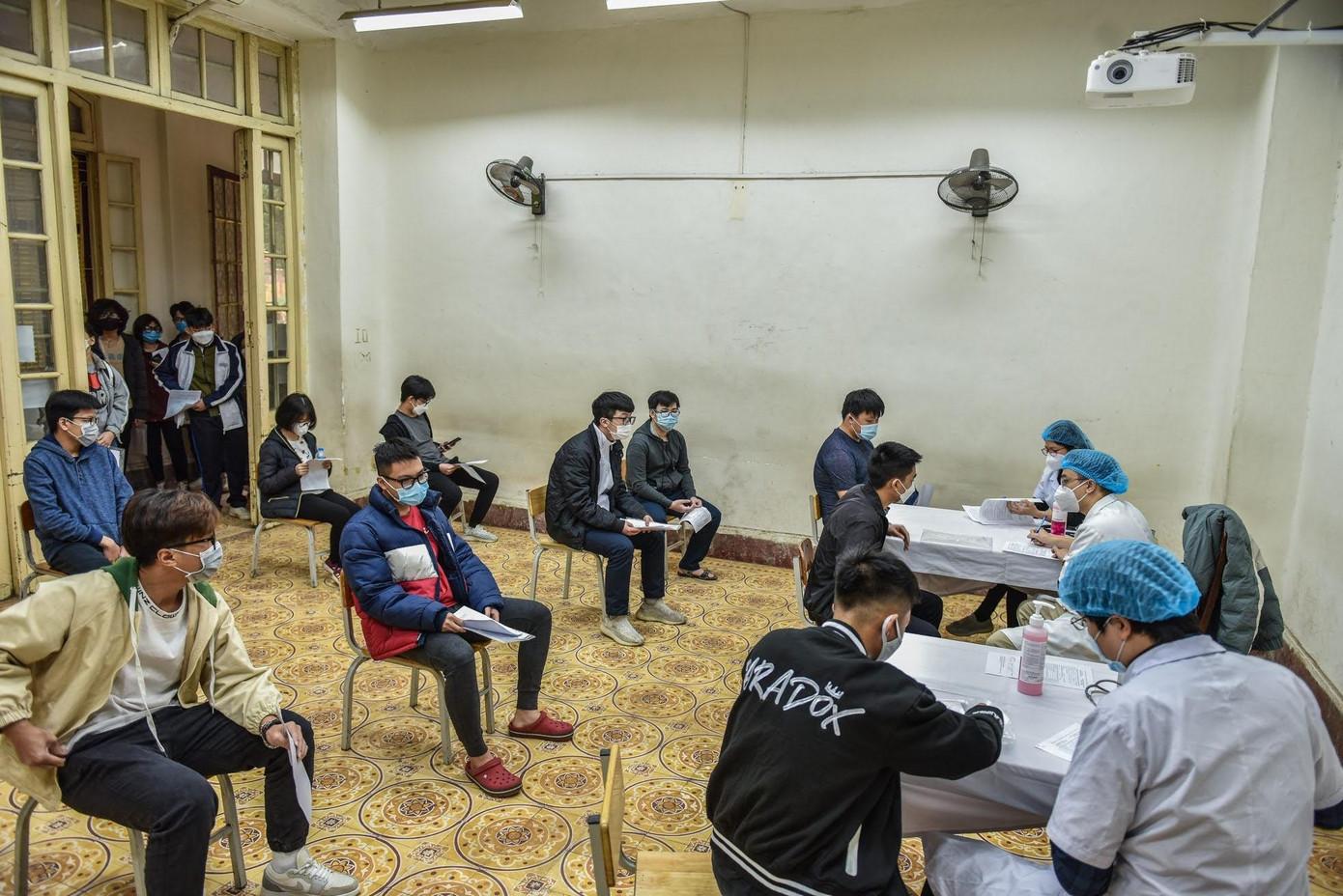 Các điểm tiêm đều đảm bảo khoảng cách an toàn, thực hiện nghiêm 5K. Ảnh: Duy Phạm