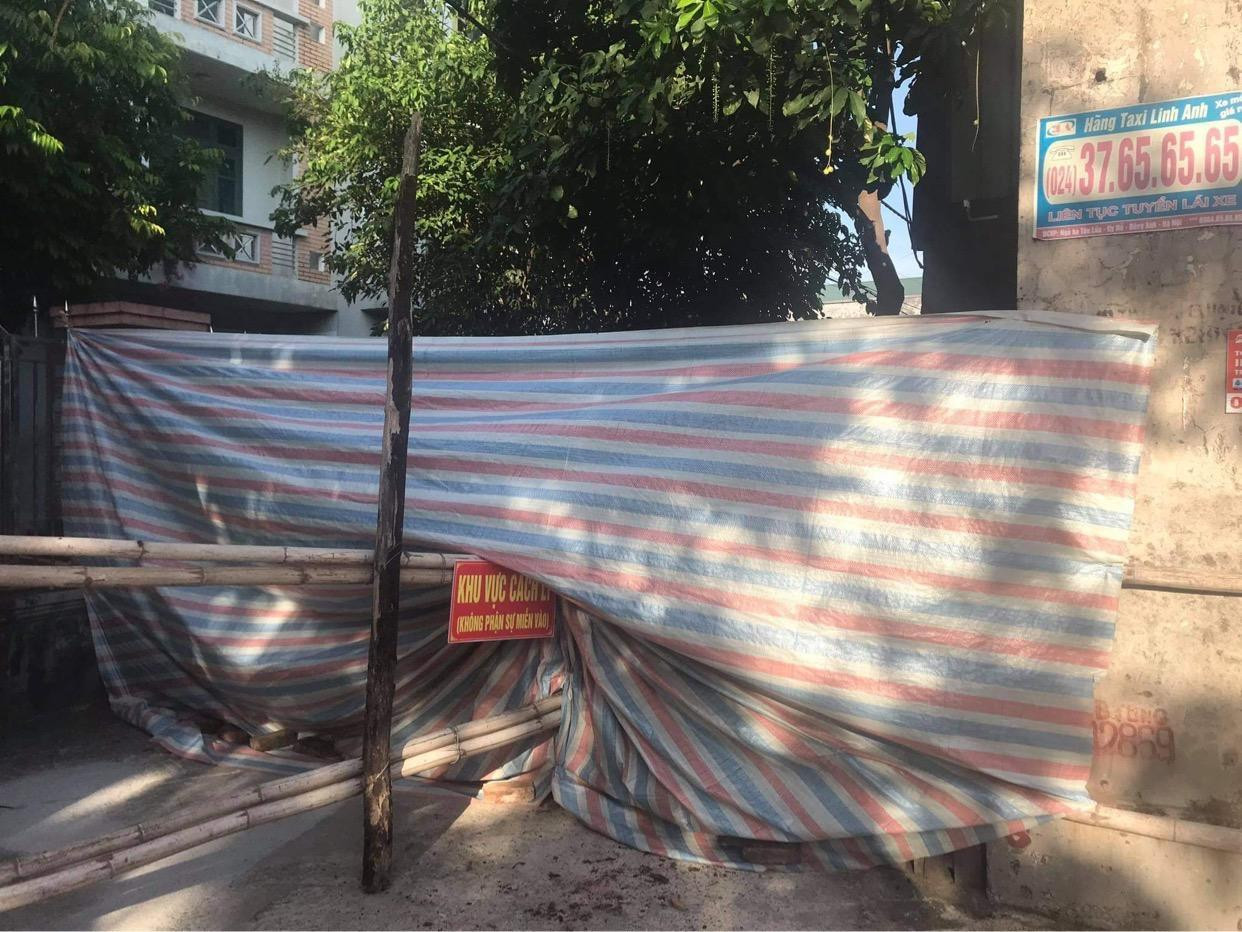 Ngay sau khi xác định hai bệnh nhân mắc COVID-19, con ngõ nơi hai bệnh nhân sinh sống bị phong toả, cách ly y tế Ngay sau khi xác định hai bệnh nhân mắc COVID-19, con ngõ nơi hai bệnh nhân sinh sống bị phong toả, cách ly y tế
