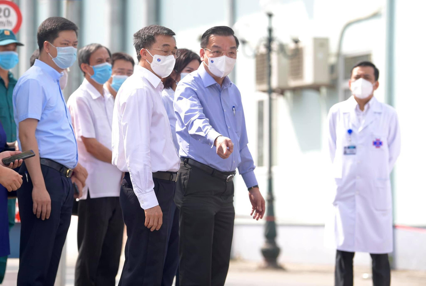 Chủ tịch UBND thành phố Hà Nội Chu Ngọc Anh kiểm tra công tác phòng chống dịch tại Bệnh viện K Tân Triều. Ảnh: Hoàng Anh Chủ tịch UBND thành phố Hà Nội Chu Ngọc Anh kiểm tra công tác phòng chống dịch tại Bệnh viện K Tân Triều. Ảnh: Hoàng Anh