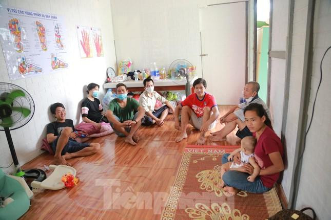 7 công nhân phải ngủ vạ vật cảnh màn trời chiếu đất ở gầm cầu vành đai 3 đoạn đối diện Bến xe Mỹ Đình những ngày qua đã có 1 cái kết thật đẹp. Họ được một số nhà hảo tâm giúp đỡ có nơi ở tạm mới tại phường Hà Cầu, quận Hà Đông, Hà Nội từ đêm qua 14/08. Ảnh: Nguyễn Trọng Tài 7 công nhân phải ngủ vạ vật cảnh màn trời chiếu đất ở gầm cầu vành đai 3 đoạn đối diện Bến xe Mỹ Đình những ngày qua đã có 1 cái kết thật đẹp. Họ được một số nhà hảo tâm giúp đỡ có nơi ở tạm mới tại phường Hà Cầu, quận Hà Đông, Hà Nội từ đêm qua 14/08. Ảnh: Nguyễn Trọng Tài