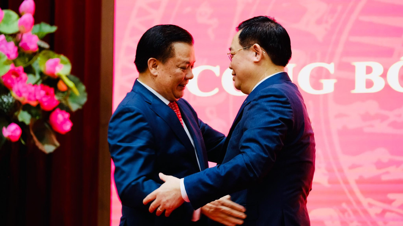 Chủ tịch Quốc hội Vương Đình Huệ, nguyên Bí thư Thành uỷ Hà Nội và tân Bí thư Thành uỷ Hà Nội Đinh Tiến Dũng. Ảnh: Mạnh Thắng