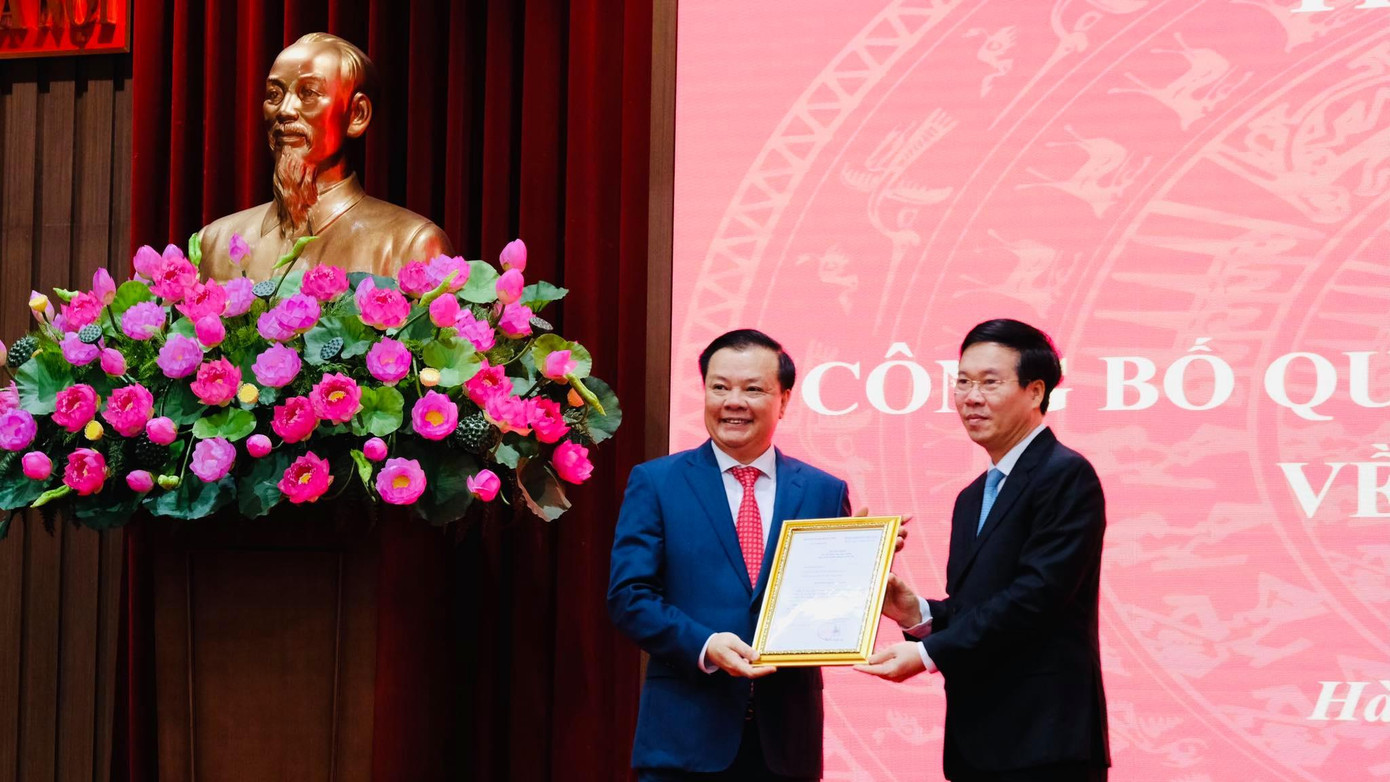 Thường trực Ban Bí thư Võ Văn Thưởng trao Quyết định cho ông Đinh Tiến Dũng. Ảnh: Mạnh Thắng