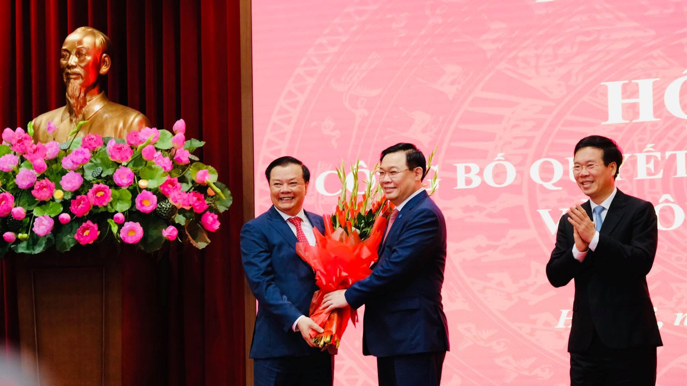 Chủ tịch Quốc hội Vương Đình Huệ, Thường trực Ban Bí thư Võ Văn Thưởng chúc mừng ông Đinh Tiến Dũng được phân công làm Bí thư Thành uỷ Hà Nội. Ảnh: Mạnh Thắng