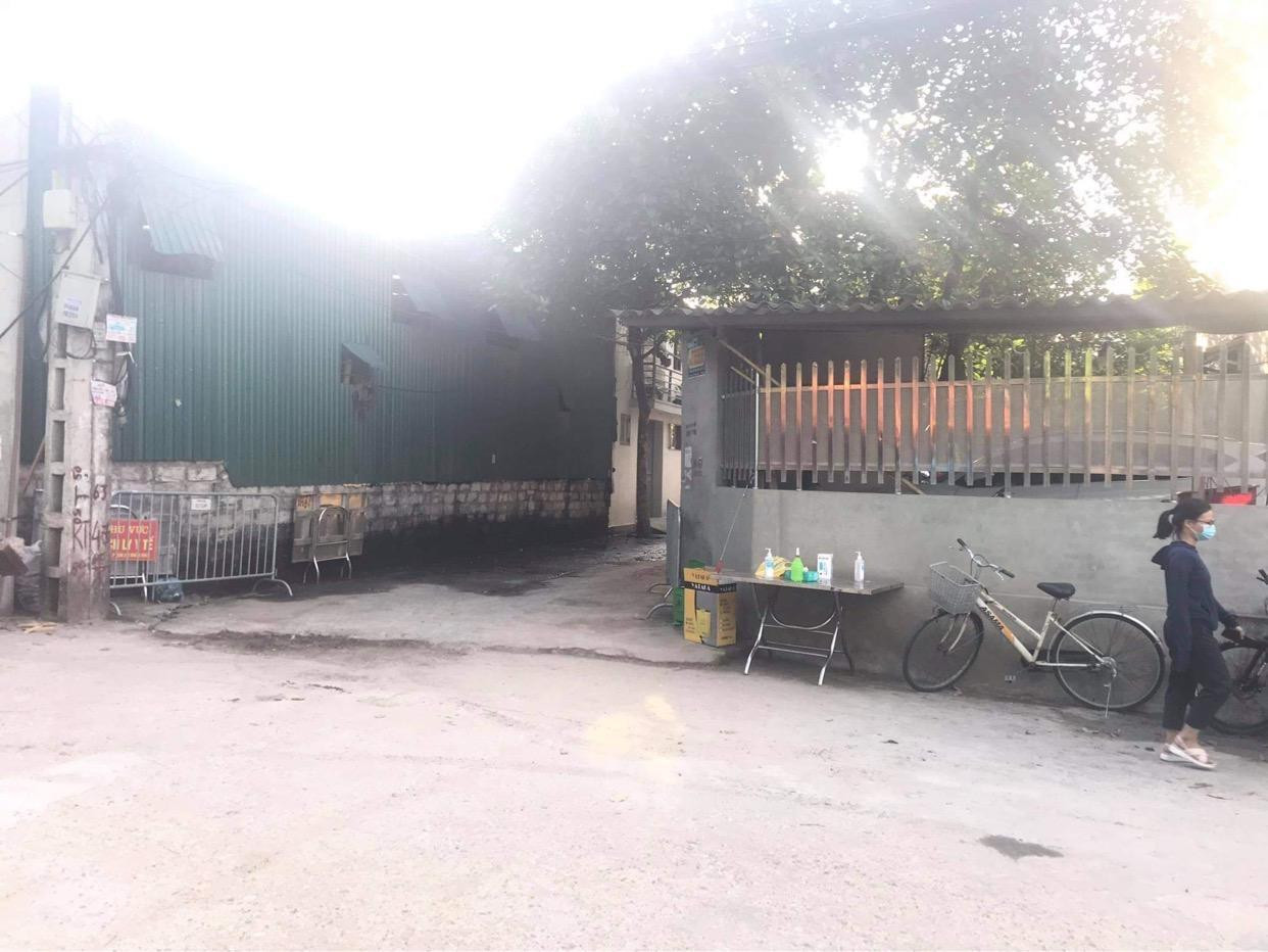 Các vật dụng khử khuẩn phòng chống dịch COVID-19 được chuẩn bị ở đầu ngõ Các vật dụng khử khuẩn phòng chống dịch COVID-19 được chuẩn bị ở đầu ngõ