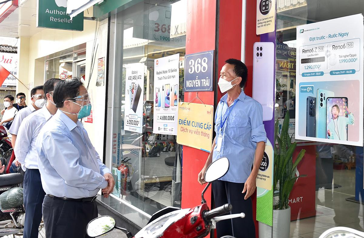 Thủ tướng Phạm Minh Chính trao đổi với người dân thuộc địa bàn phường Thanh Xuân Trung, nơi đang là điểm nóng dịch bệnh COVId-19