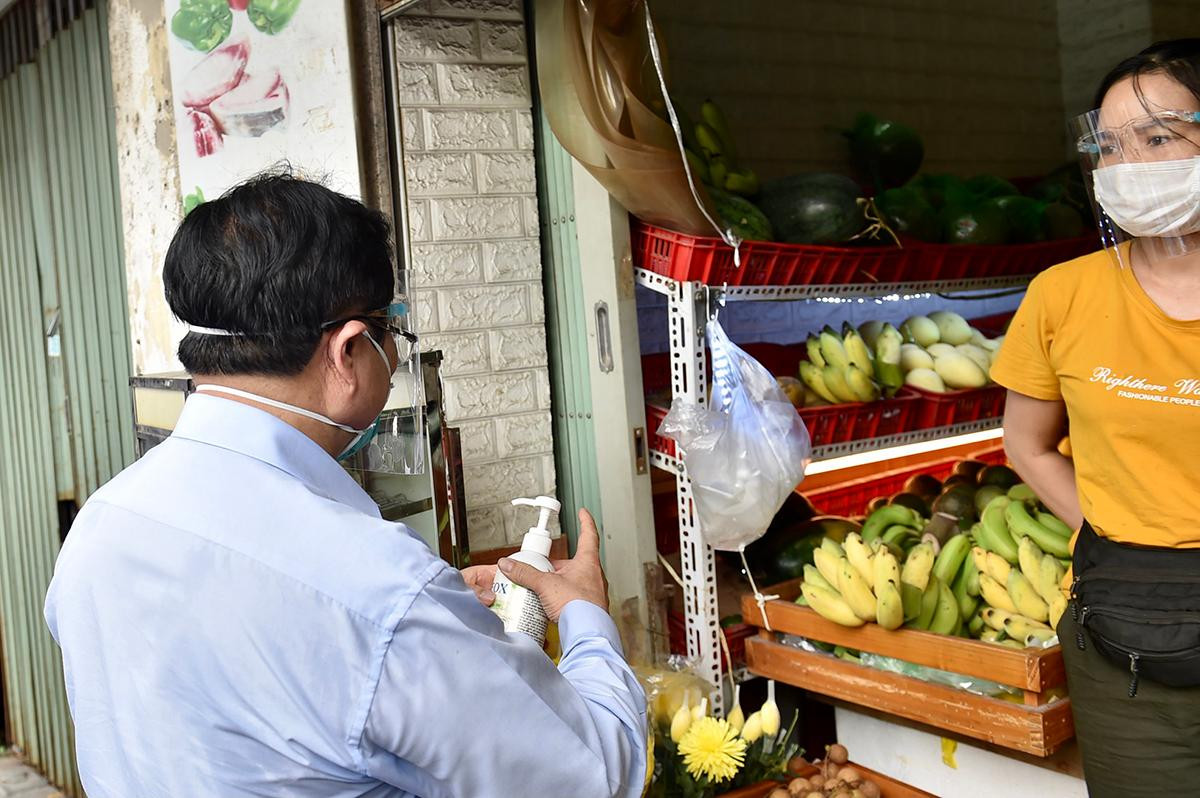 Thủ tướng kiểm tra công tác phòng, chống dịch bệnh tại một cửa hàng thực phẩm
