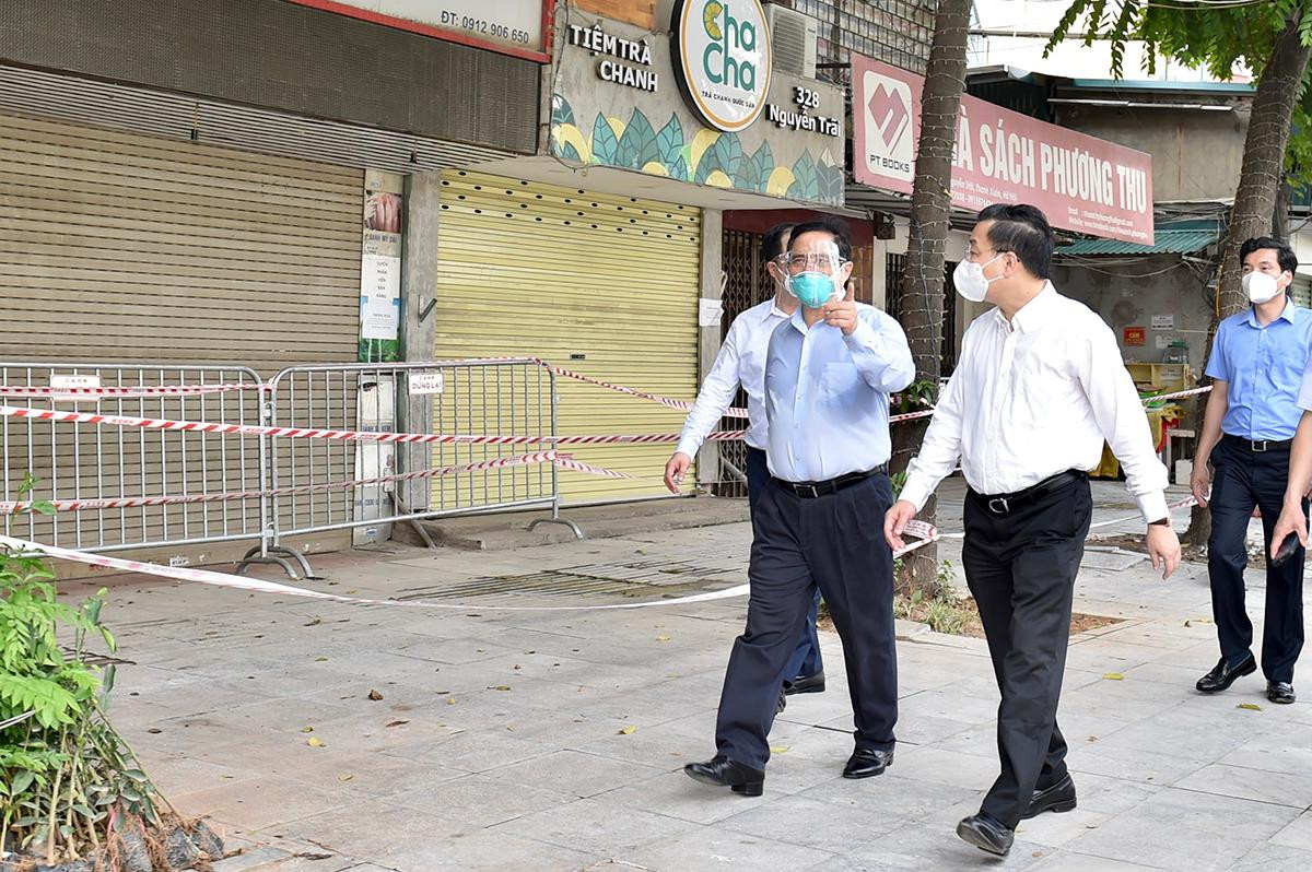 Chiều 31/8, Thủ tướng Chính phủ Phạm Minh Chính kiểm tra đột xuất công tác phòng, chống dịch tại điểm nóng dịch bệnh trên địa bàn phường Thanh Xuân Trung, quận Thanh Xuân, Hà Nội.