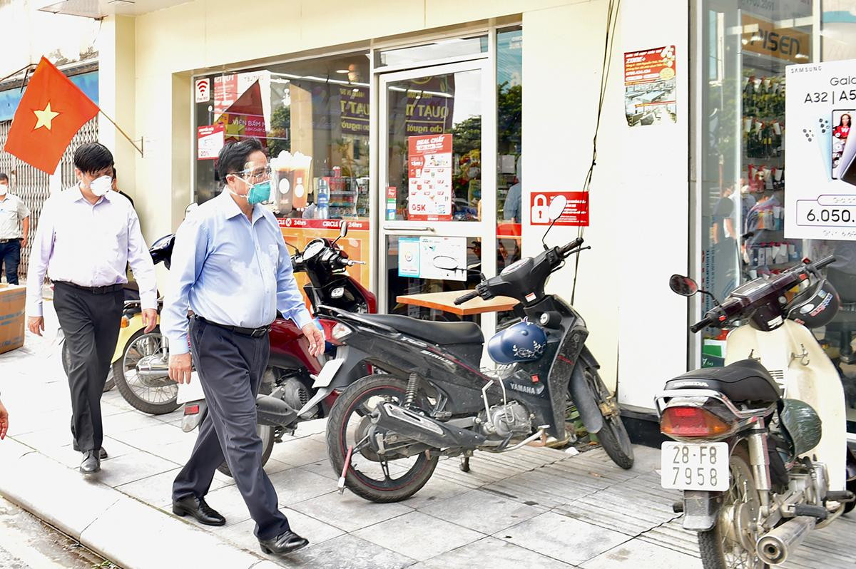 Thủ tướng trực tiếp thị sát, kiểm tra các quy định về phòng, chống dịch trên địa bàn