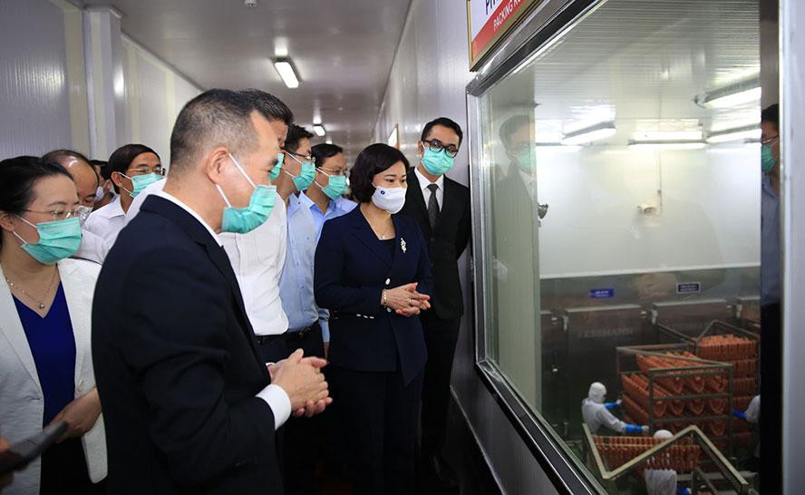 Phó Bí thư Thường trực Thành ủy Hà Nội Nguyễn Thị Tuyến thăm Nhà máy chế biến sản phẩm thịt Hà Nội - Công ty cổ phần chăn nuôi C. P. Việt Nam (Khu công nghiệp Phú Nghĩa, huyện Chương Mỹ).