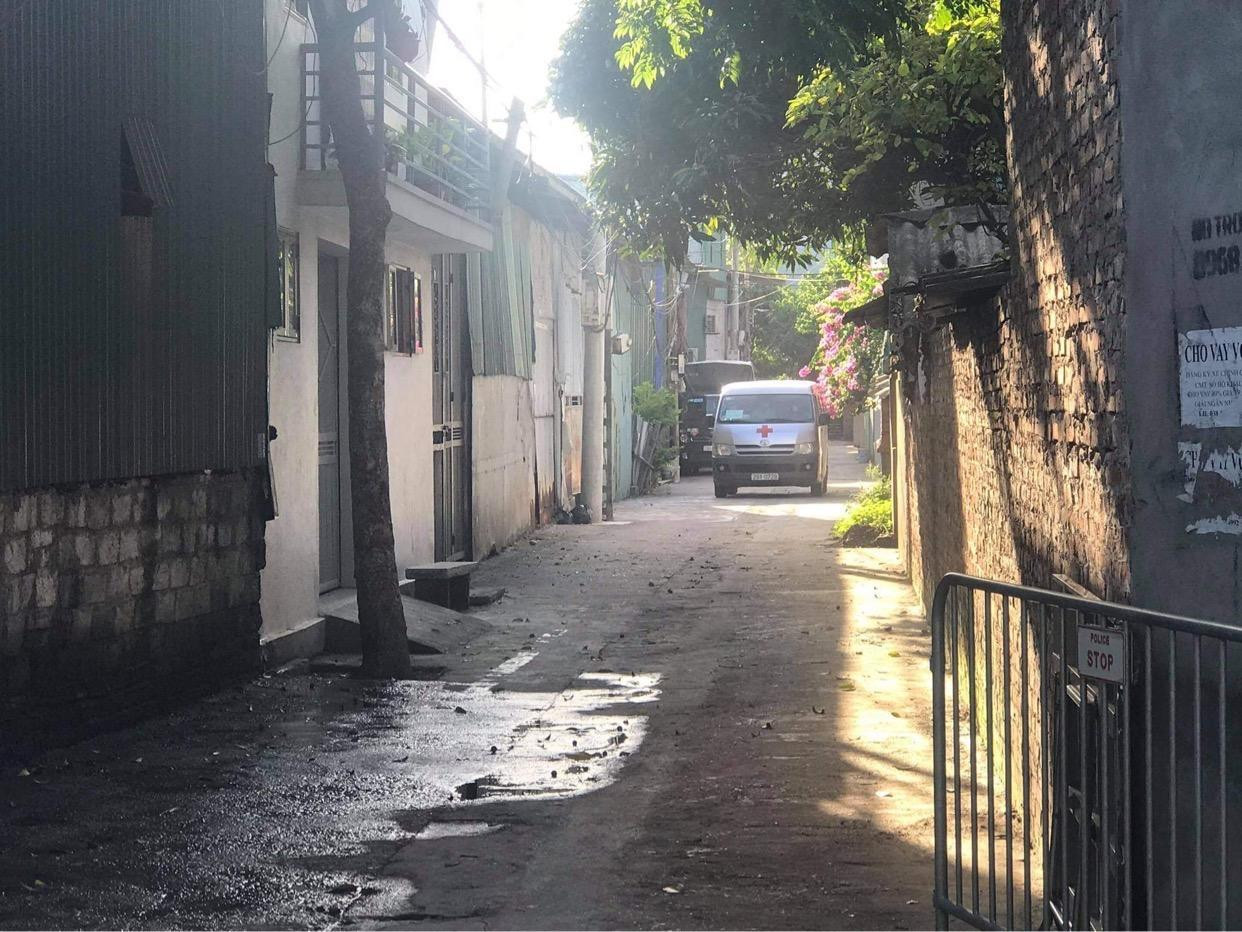 Lực lượng y tế có mặt tại khu vực nơi hai bệnh nhân sinh sống Lực lượng y tế có mặt tại khu vực nơi hai bệnh nhân sinh sống