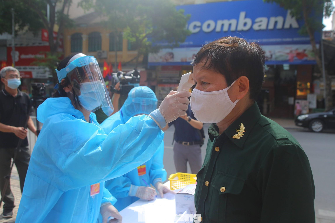 Cử tri đo thân nhiệt trước khi vào khu vực bầu cử Cử tri đo thân nhiệt trước khi vào khu vực bầu cử