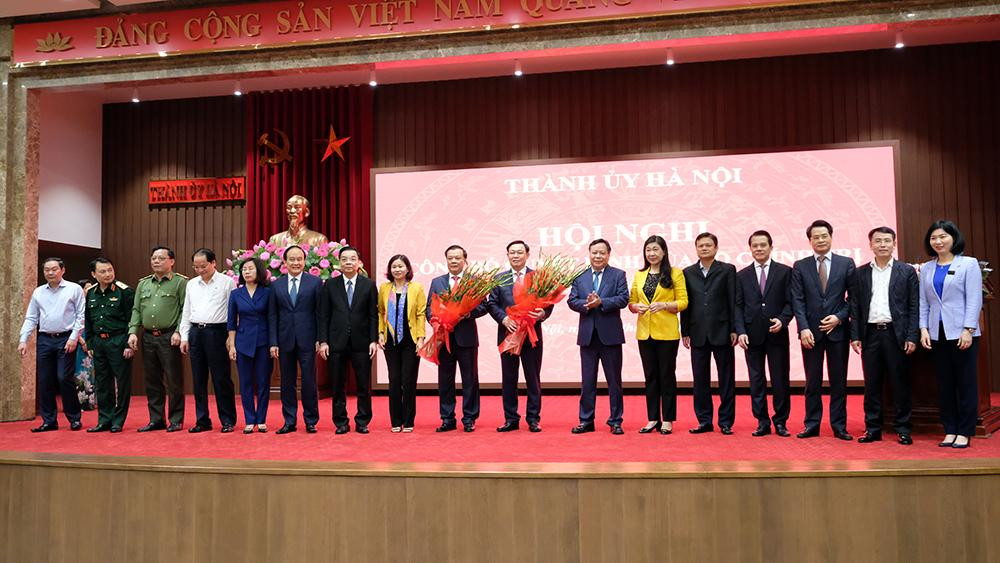 Tập thể Ban Thường vụ Thành uỷ Hà Nội cùng Chủ tịch Quốc hội Vương Đình Huệ và tân Bí thư Thành uỷ Hà Nội Đinh Tiến Dũng. Ảnh: Mạnh Thắng