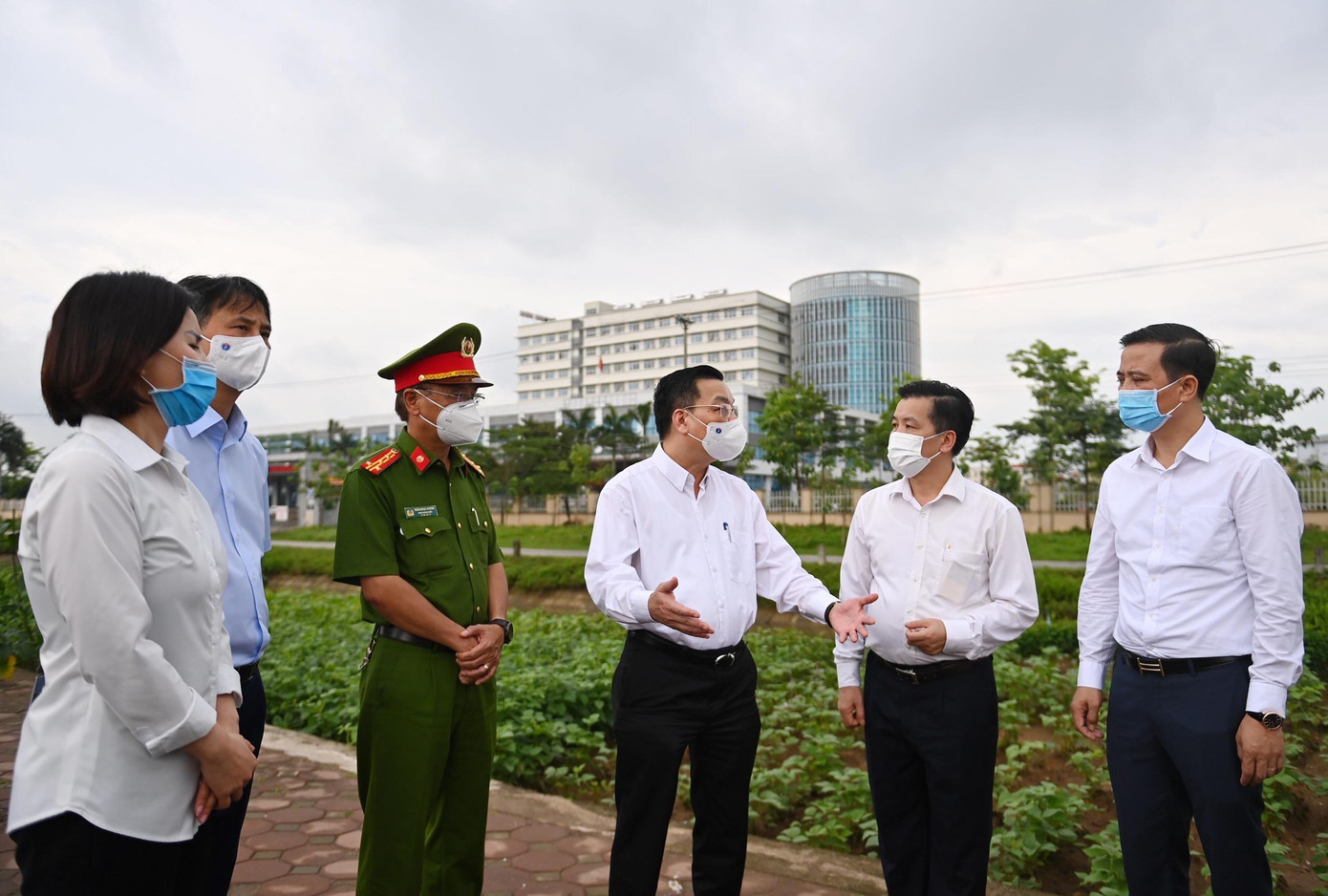 Chủ tịch Hà Nội Chu Ngọc Anh đi kiểm tra công tác phòng chống dịch tại Bệnh viện Bệnh nhiệt đới T.Ư cơ sở 2 tại Kim Chung, Đông Anh. Ảnh: Như Ý