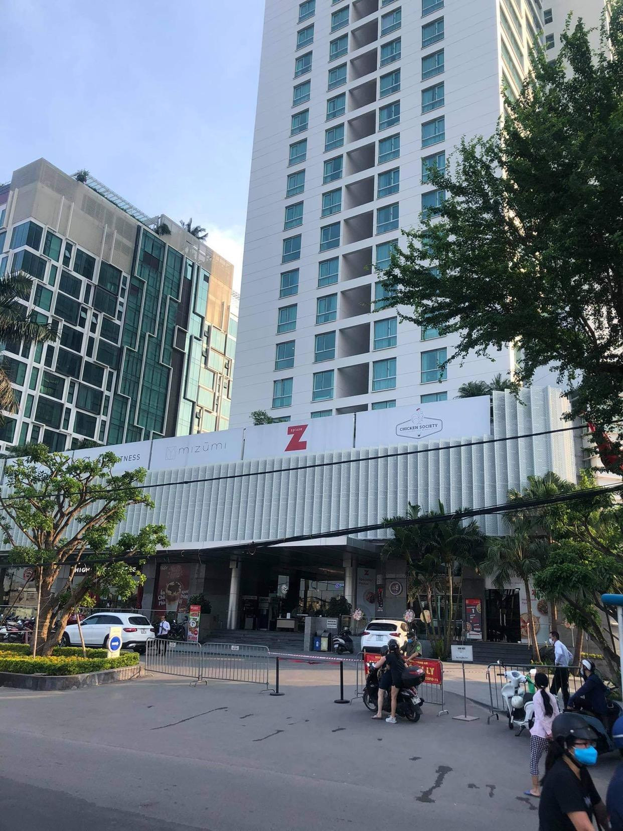 Lực lượng chức năng khoanh vùng, cách ly y tế toà nhà tổ hợp Trung tâm thương mại và khách sạn Fraser Suites, ở 51 Xuân Diệu, phường Quảng An, quận Tây Hồ. Lực lượng chức năng khoanh vùng, cách ly y tế toà nhà tổ hợp Trung tâm thương mại và khách sạn Fraser Suites, ở 51 Xuân Diệu, phường Quảng An, quận Tây Hồ.