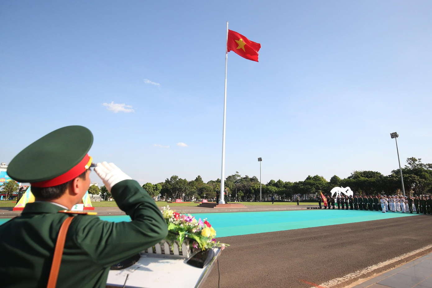 Quốc kỳ được kéo lên trong tiếng nhạc bài Tiến Quân ca