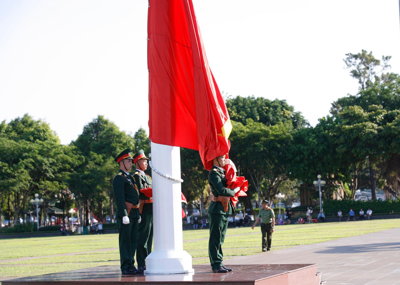 Nghi thức thượng cờ tại Quảng trường Đại Đoàn Kết, thành phố Pleiku