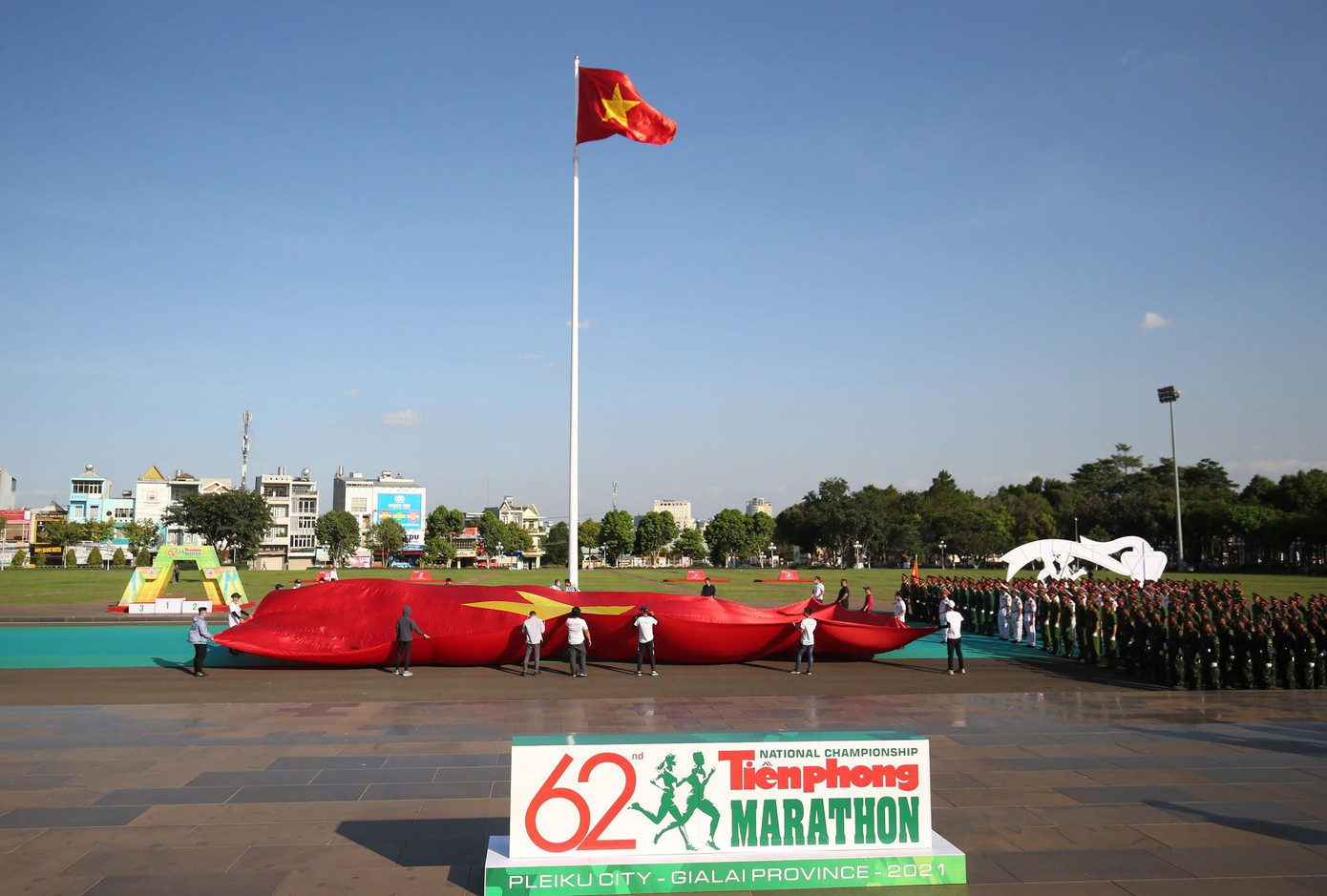 Sau lễ Thượng cờ là màn trình diễn tôn vinh lá cờ Tổ Quốc rộng 300 mét vuông tại Quảng trường Đại Đoàn Kết