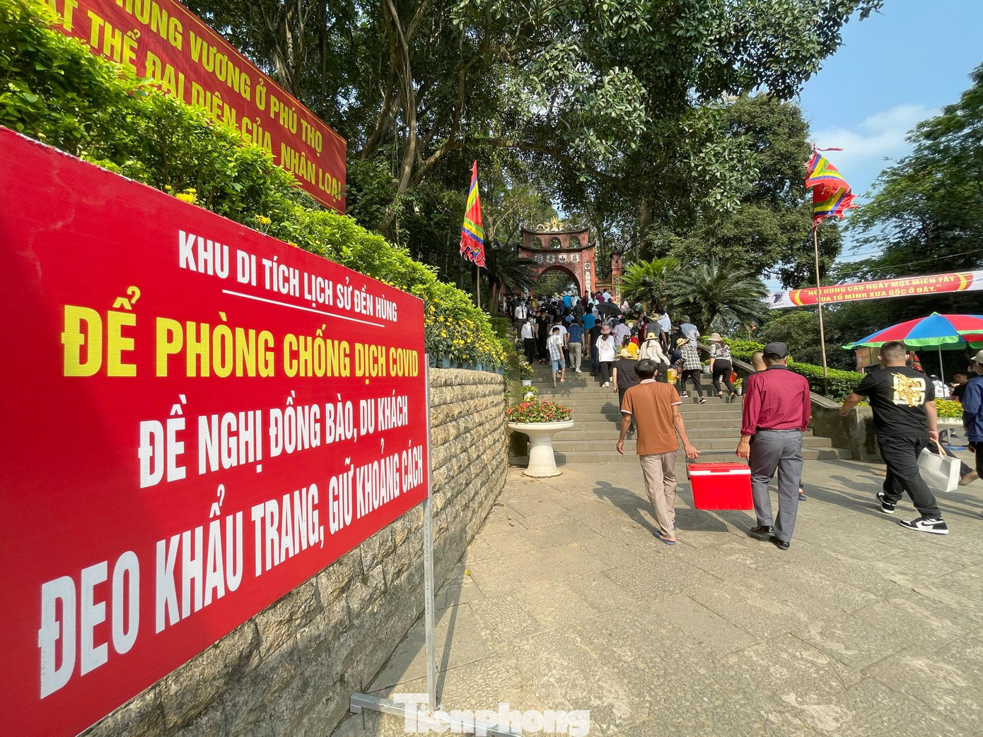 Người dân được phát khẩu trang miễn phí và nhắc nhở thực hiện đúng các biện pháp phòng chống dịch COVID-19. Ảnh: Trọng Tài Người dân được phát khẩu trang miễn phí và nhắc nhở thực hiện đúng các biện pháp phòng chống dịch COVID-19. Ảnh: Trọng Tài