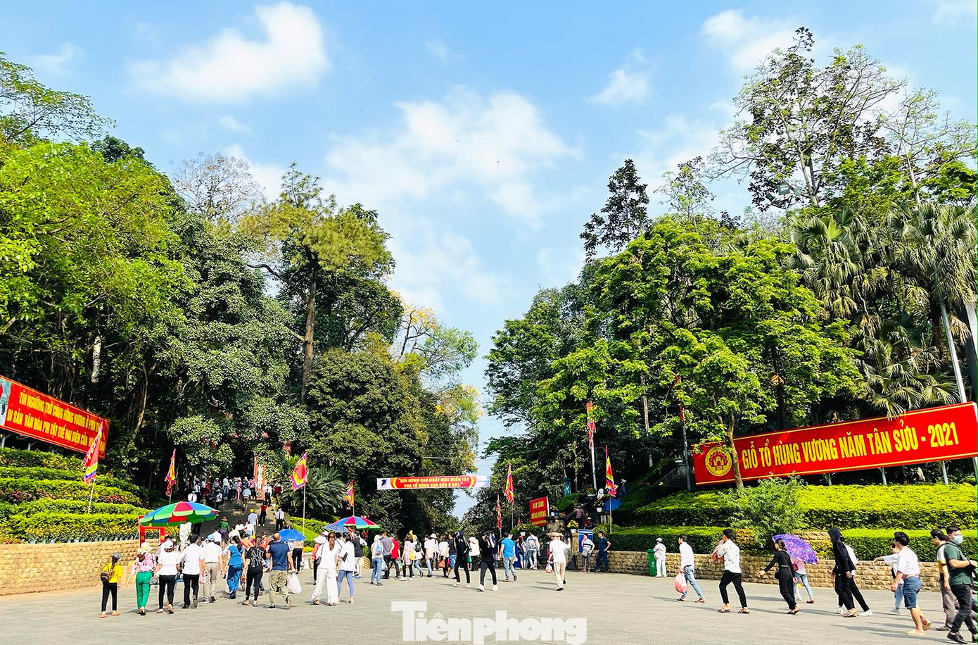 Đông đảo người dân về dự lễ Giỗ Tổ Hùng Vương và Lễ hội Đền Hùng 2021. Ảnh: Trọng Tài Đông đảo người dân về dự lễ Giỗ Tổ Hùng Vương và Lễ hội Đền Hùng 2021. Ảnh: Trọng Tài