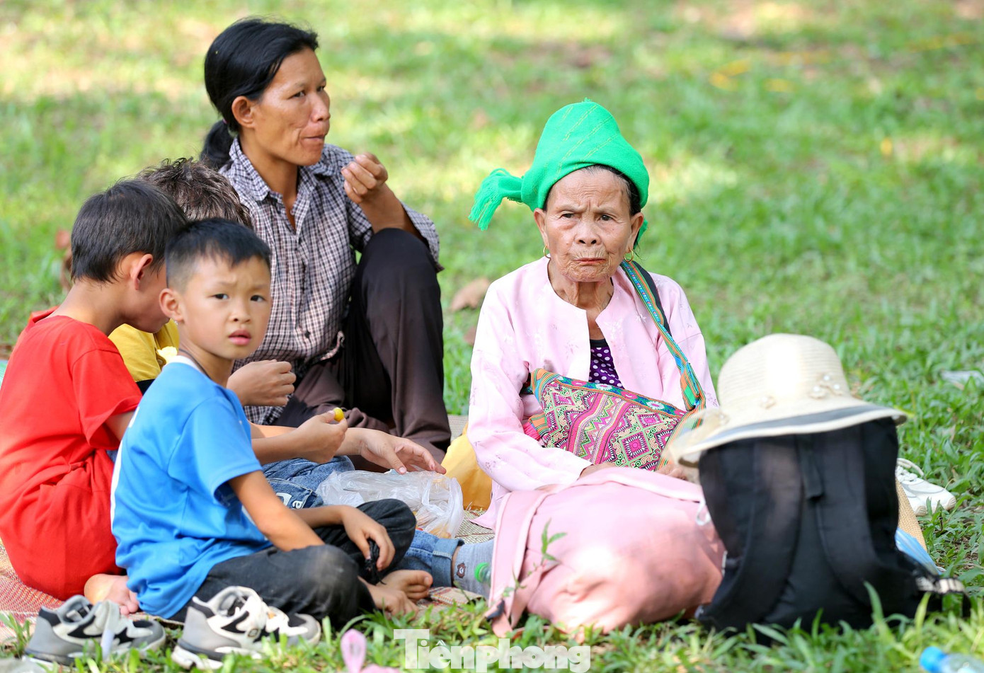 Cụ Vũ Thị Tới cùng con cháu về Đền Hùng tưởng nhớ tổ tiên, cội nguồn. Ảnh: Trọng Tài Cụ Vũ Thị Tới cùng con cháu về Đền Hùng tưởng nhớ tổ tiên, cội nguồn. Ảnh: Trọng Tài