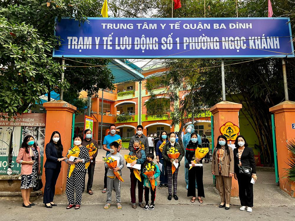 Những bệnh nhân khỏi bệnh, được xuất viện sau khi điều trị tại Trạm y tế lưu động số 1 phường Ngọc Khánh, quận Ba Đình (Hà Nội)