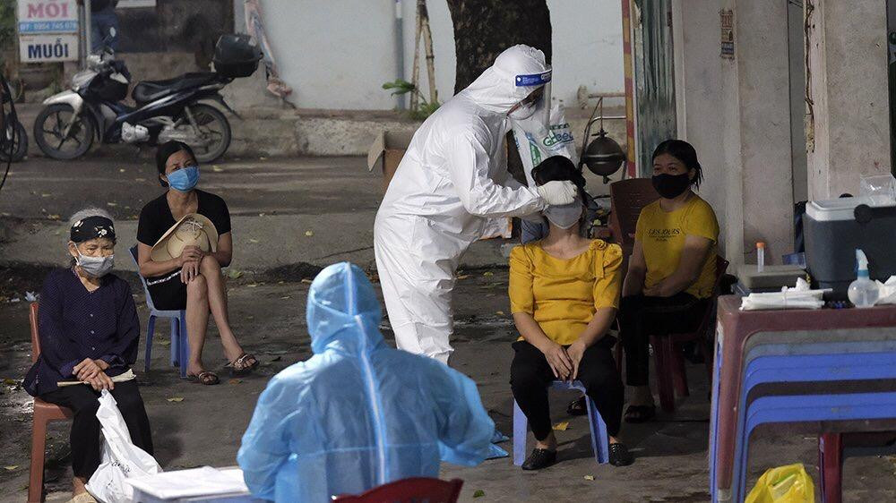 Tận dụng cửa hàng sửa chữa xe máy đầu thôn, lực lượng chức năng tiến hành lấy mẫu xét nghiệm các trường hợp liên quan các ca mắc COVID-19 trước khi những người này được đưa đi cách ly tập trung. Ảnh: Hoàng Mạnh Thắng